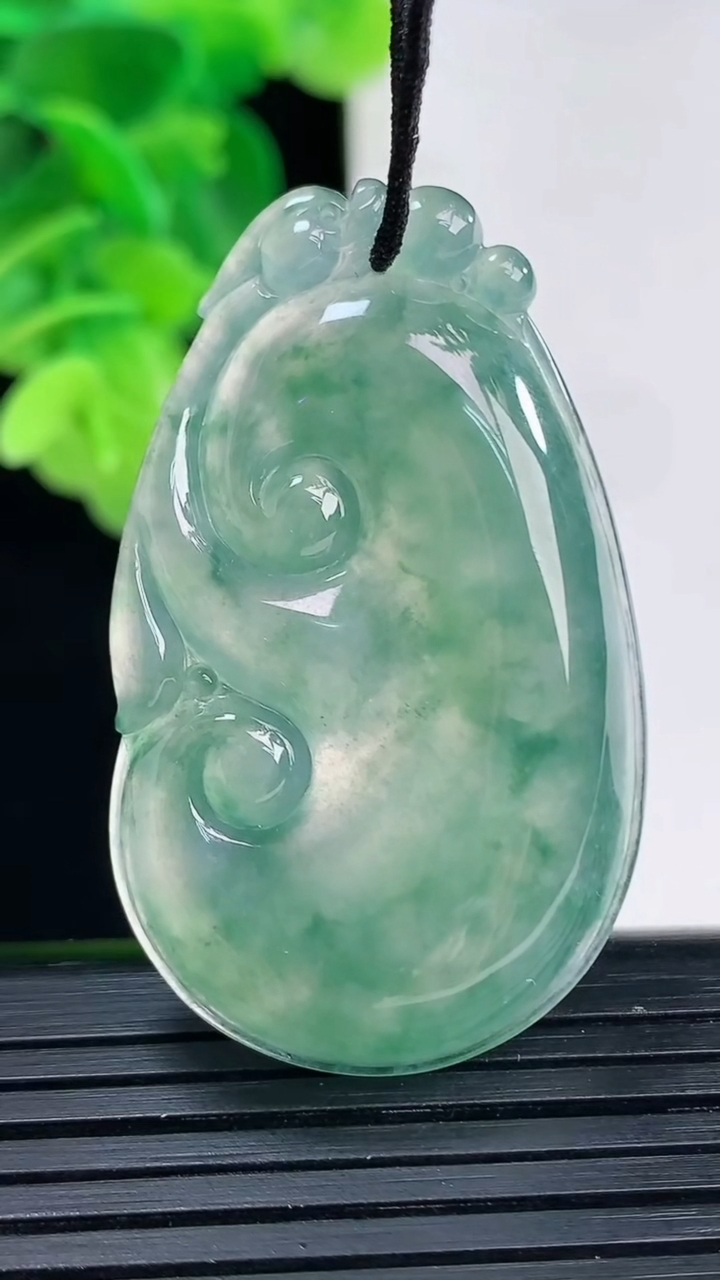 天然A货翡翠飘花如意吊坠尺寸43.6-25.9-5.4重量:11.61g
4月11日