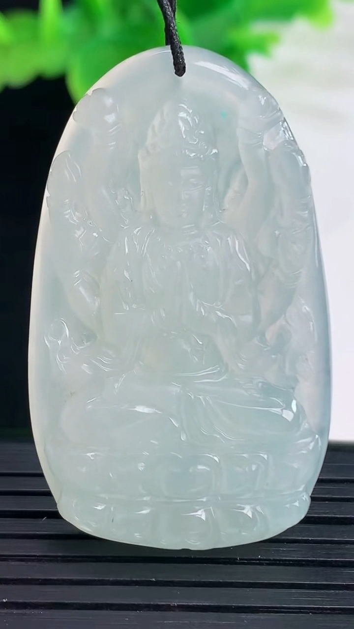 天然A货翡翠千手观音吊坠尺寸45.5-27.4-6重量:15.35g
4月11日