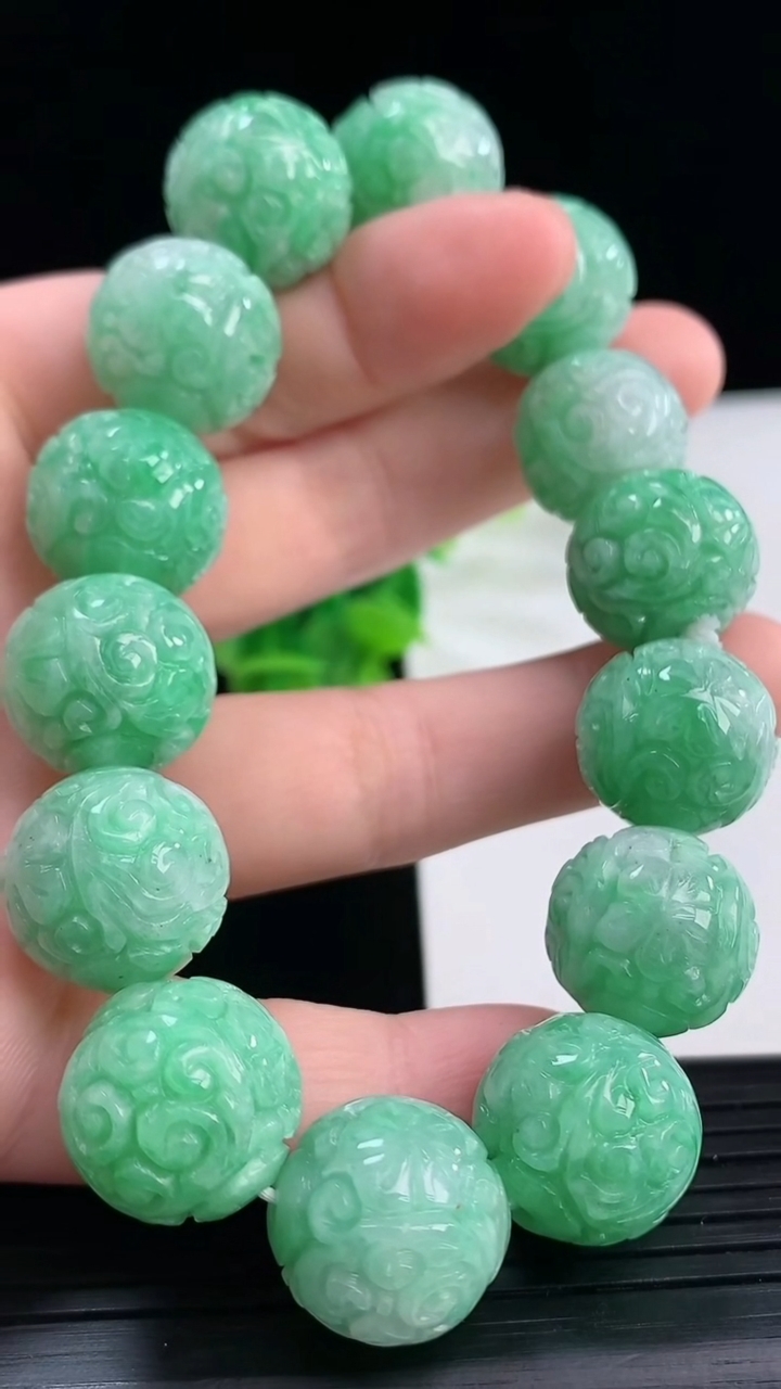 天然A货翡翠雕花圆珠手串尺寸14.5-14颗重量:77.86g4月11日
工厂直销收藏佳品,种好水足，色泽均匀，有种有色，上手高大气！