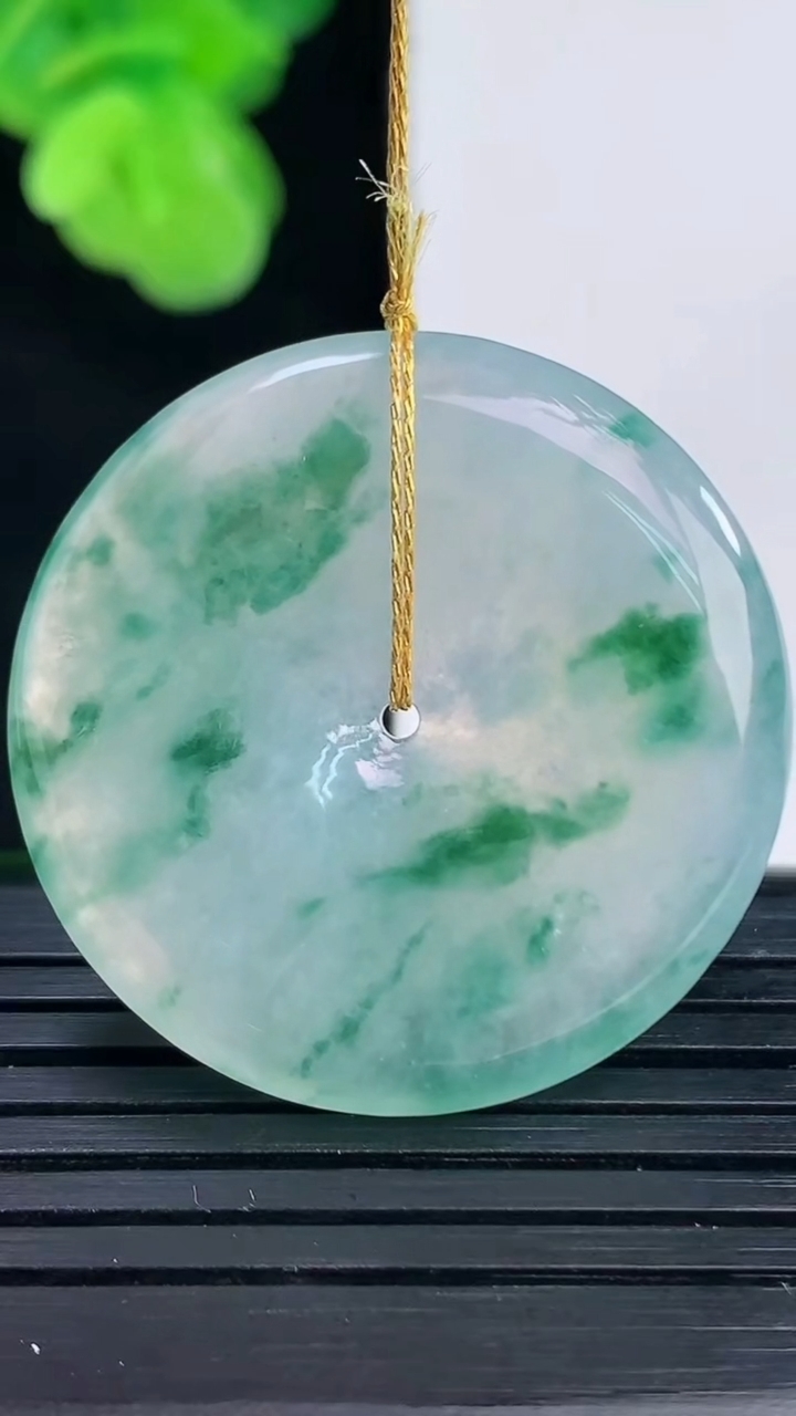 天然A货翡翠飘花平安扣吊坠尺寸30.7-5重量:11.02g
4月11日