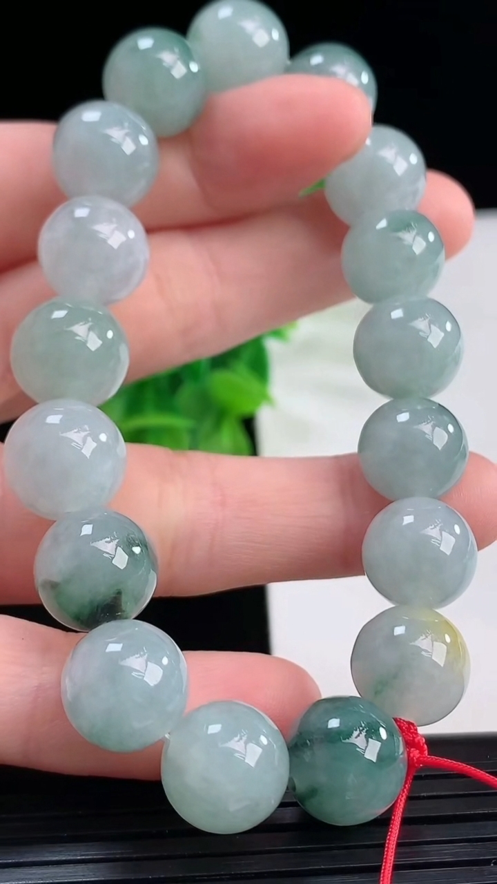天然A货翡翠飘花圆珠手串尺寸11.2-17颗重量:44.57g4月11日
工厂直销收藏佳品,种好水足，色泽均匀，有种有色，上手高大气！