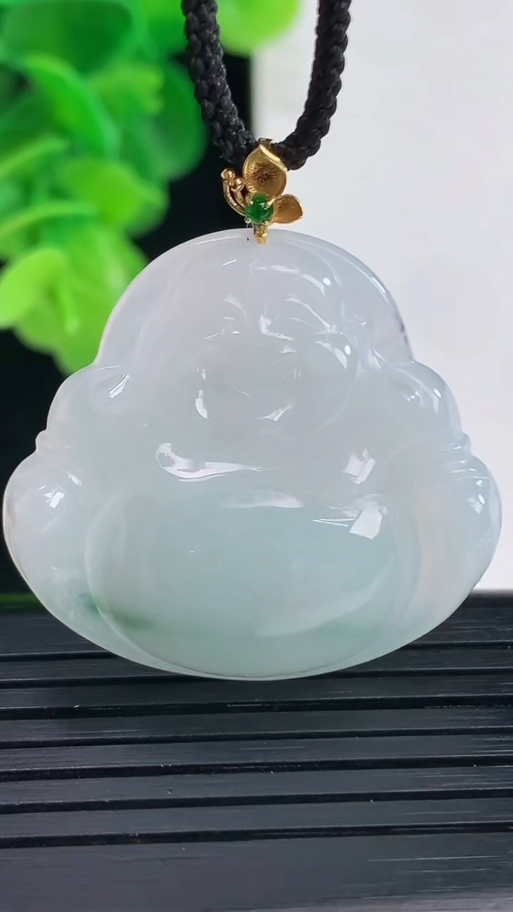 天然A货翡翠18K金飘花佛公吊坠尺寸31.9-34.1-5.6重量:8.95g
4月11日