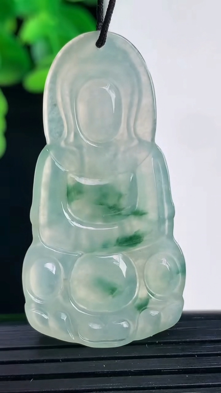 天然A货翡翠冰种飘花观音菩萨吊坠尺寸46.4-24.2-4重量:8.37g
4月11日