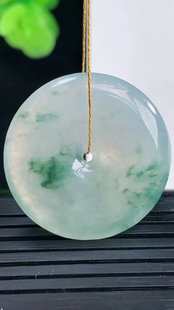 天然A货翡翠飘花平安扣吊坠尺寸27.5-4.8重量:8.48g
4月11日