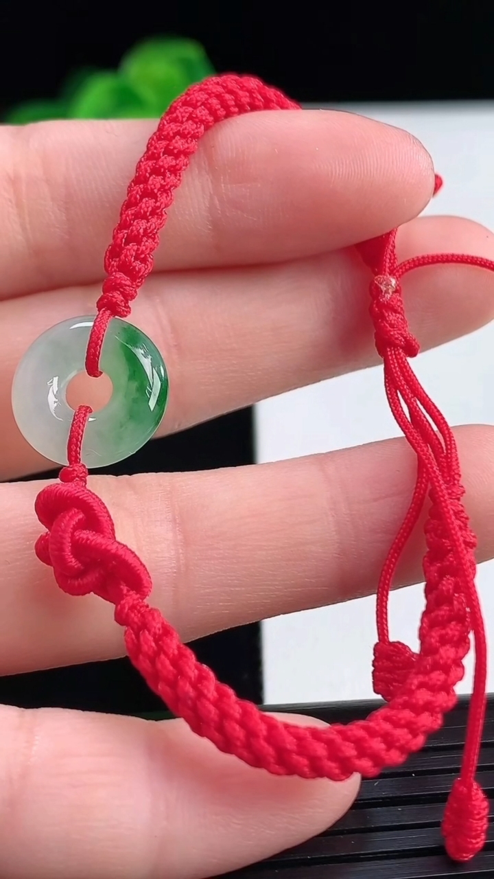 天然A货翡翠飘花平安扣手绳尺寸12.9-3重量:2.08g
4月11日