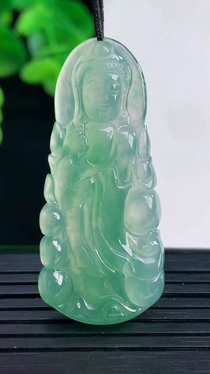 天然A货翡翠观音菩萨吊坠尺寸43.5-19.2-4.2重量:7.36g
4月11日