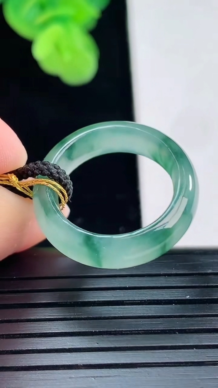 天然A货翡翠飘花指环戒指尺寸17.1-5.9-3.6重量:3.65g2026年4月11日
工厂直销收藏佳品,种好水足，色泽均匀，有种有色，上手高大气！