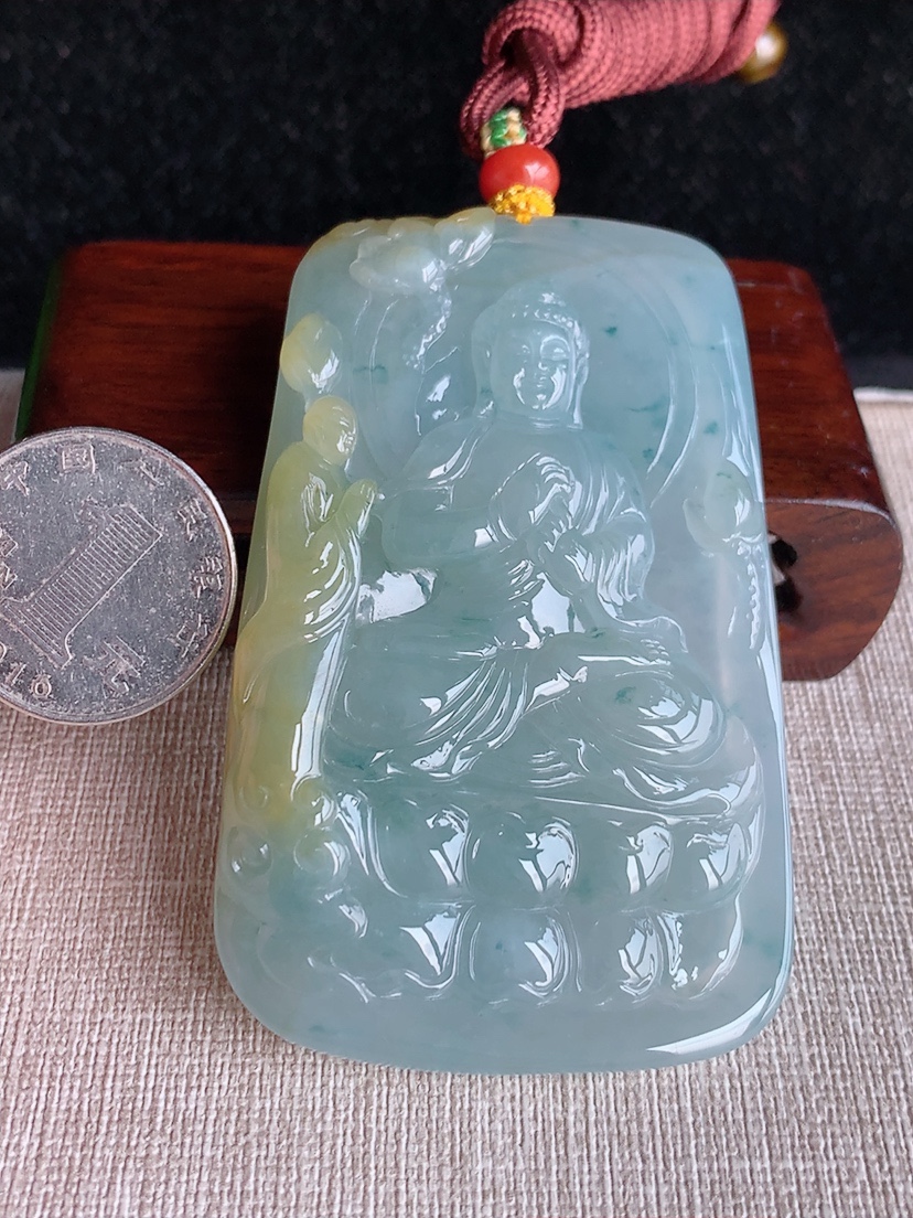 天然A货翡翠飘黄翡飘花大件厚装大日如来吊坠 
尺寸76.3-47.6-13mm 重量86.48g 0410