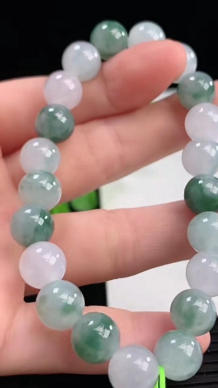 天然A货翡翠飘花圆珠手串尺寸8.7-21颗重量:26.17g4月11日
工厂直销收藏佳品,种好水足，色泽均匀，有种有色，上手高大气！