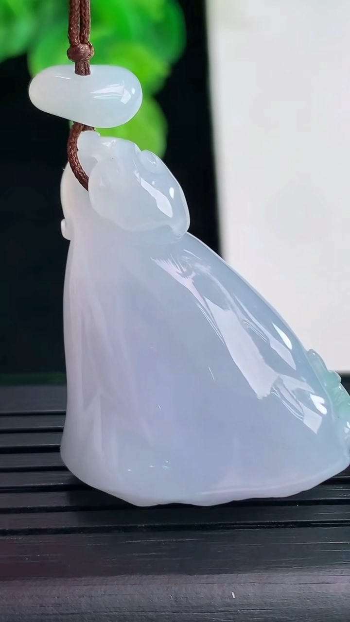 天然A货翡翠春带彩紫罗兰莲蓬吊坠尺寸40.1-30.5-12.3重量:21.05g
4月11日