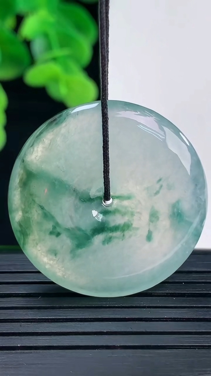 天然A货翡翠种飘花平安扣吊坠尺寸32-5.6重量:12.66g
4月11日