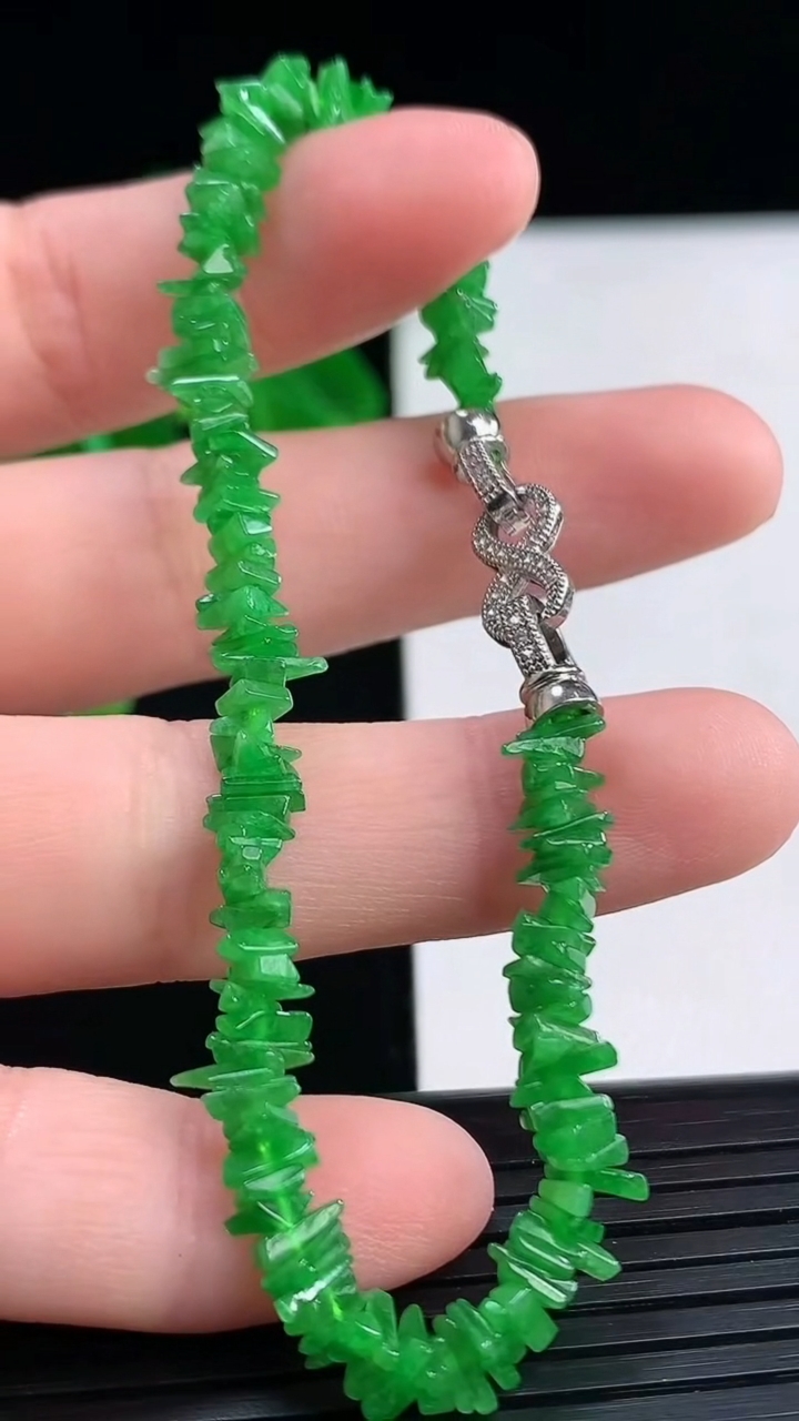 天然A货翡翠原石手串尺寸4.3-3.3-1.5重量:6.51g4月11日
工厂直销收藏佳品,种好水足，色泽均匀，有种有色，上手高大气！