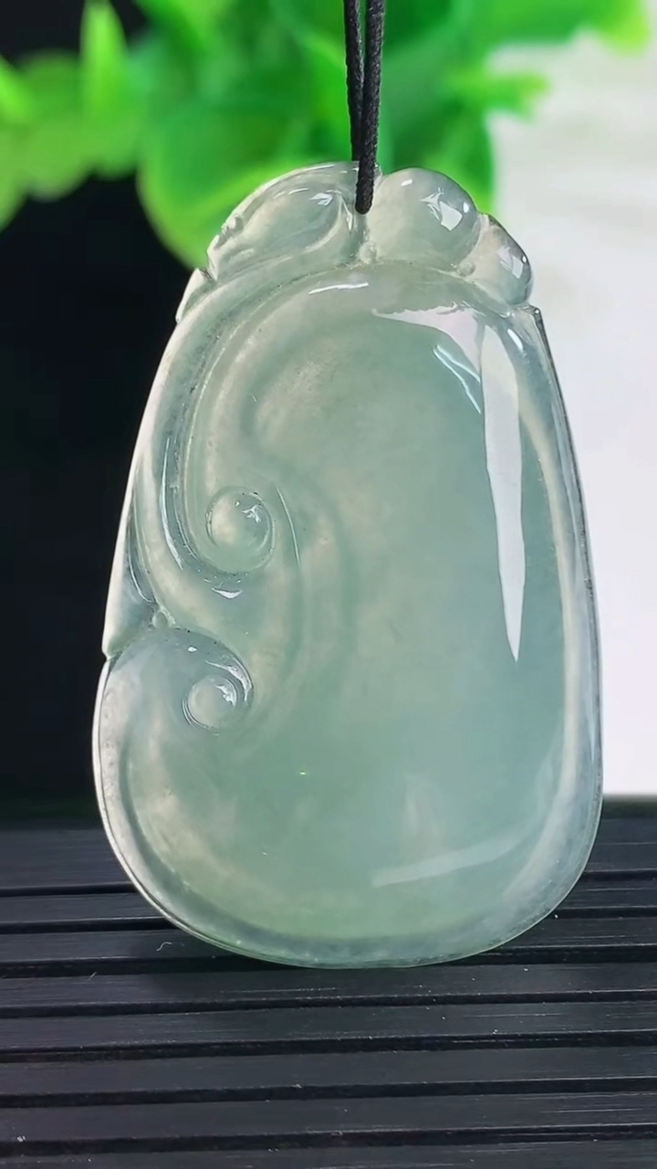 天然A货翡翠如意吊坠尺寸41-26-5重量:9.97g
4月11日