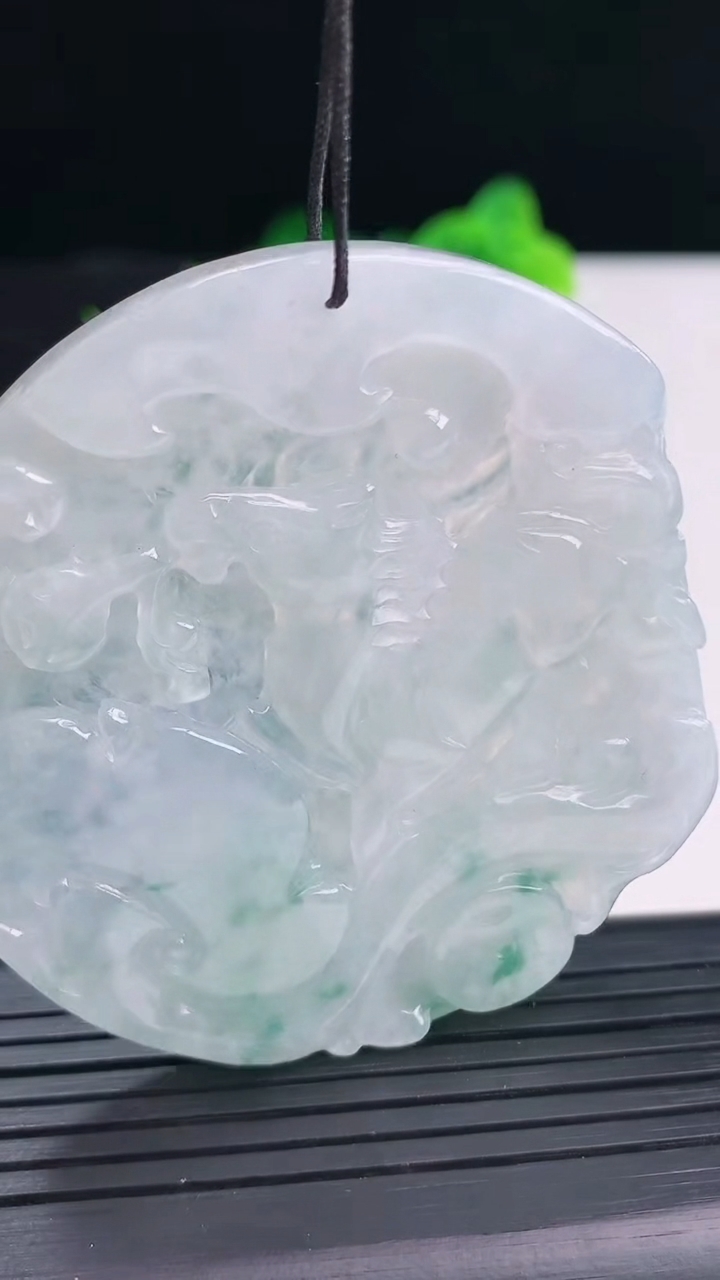 天然A货翡翠飘花生肖马吊坠尺寸56.6-51.6-5.6重量:38.04g
4月11日