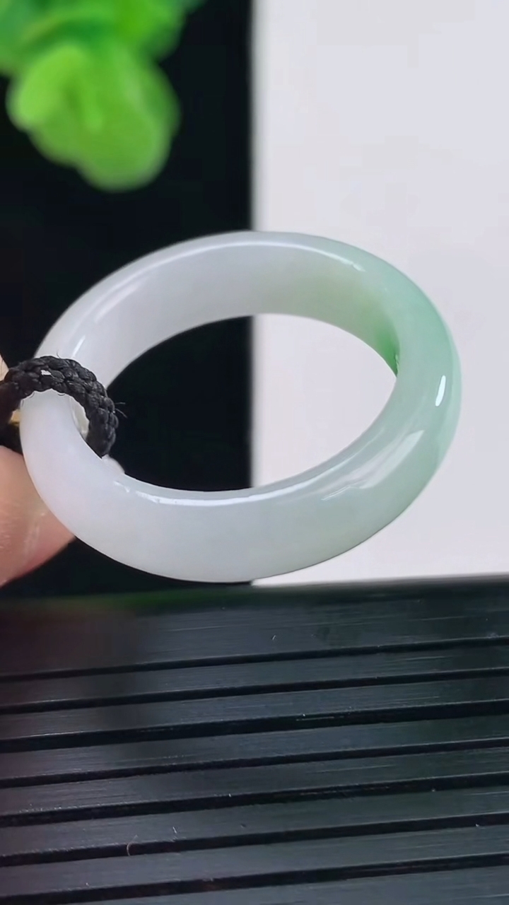 天然A货翡翠指环戒指尺寸20-5.6-3.3重量:4.30g2026年4月11日
工厂直销收藏佳品,种好水足，色泽均匀，有种有色，上手高大气！