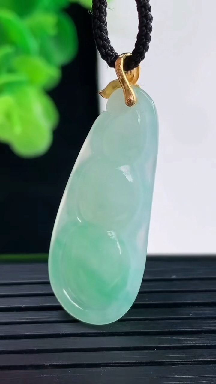 天然A货翡翠福豆吊坠尺寸39.8-13.9-6.4重量:5.62g
4月11日