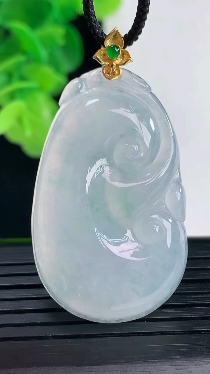 天然A货翡翠18K金飘花如意吊坠尺寸46.2-24.6-5.6重量:11.28g
4月11日