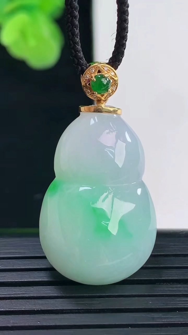 天然A货翡翠葫芦吊坠尺寸27.6-18.2-8.3重量:7.41g
4月11日