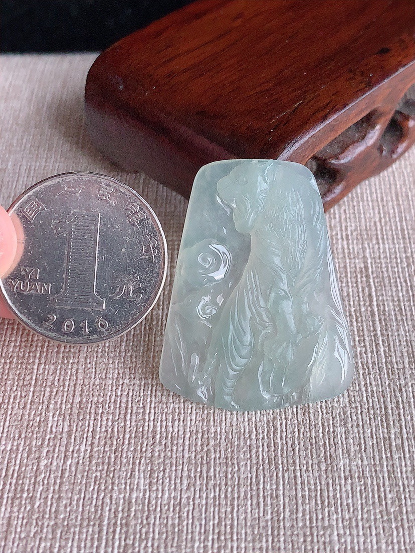 天然A货翡翠晴水生肖虎吊坠 
尺寸36-27.6-4.2mm 重量7.48g 0410
