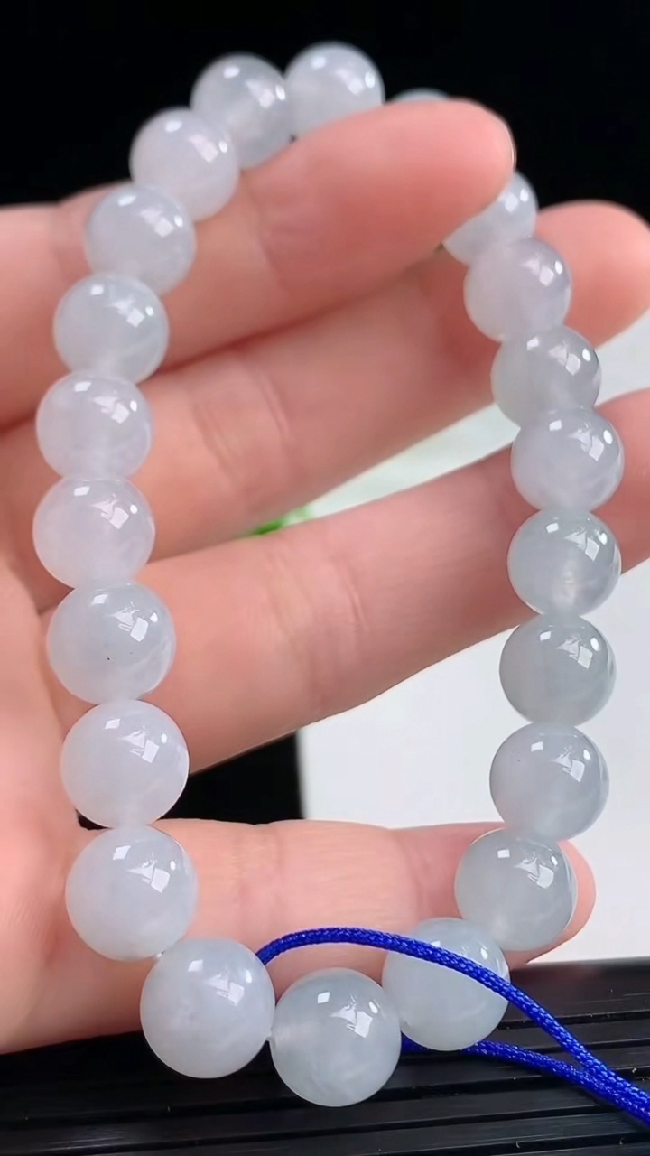 天然A货翡翠圆珠手串尺寸8.1-22颗重量:22.85g4月11日
工厂直销收藏佳品,种好水足，色泽均匀，有种有色，上手高大气！