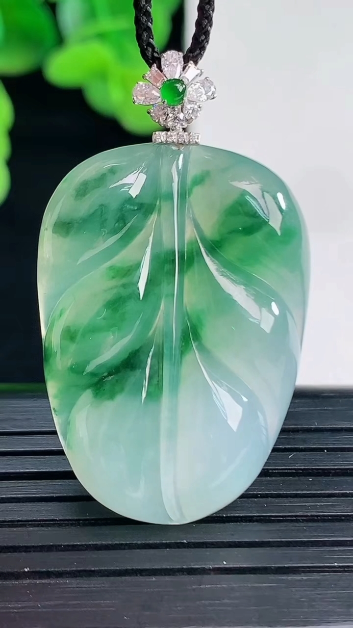 天然A货翡翠18K金飘花金枝玉叶 叶子吊坠尺寸39.9-23.1-6.1重量:8.93g
4月11日