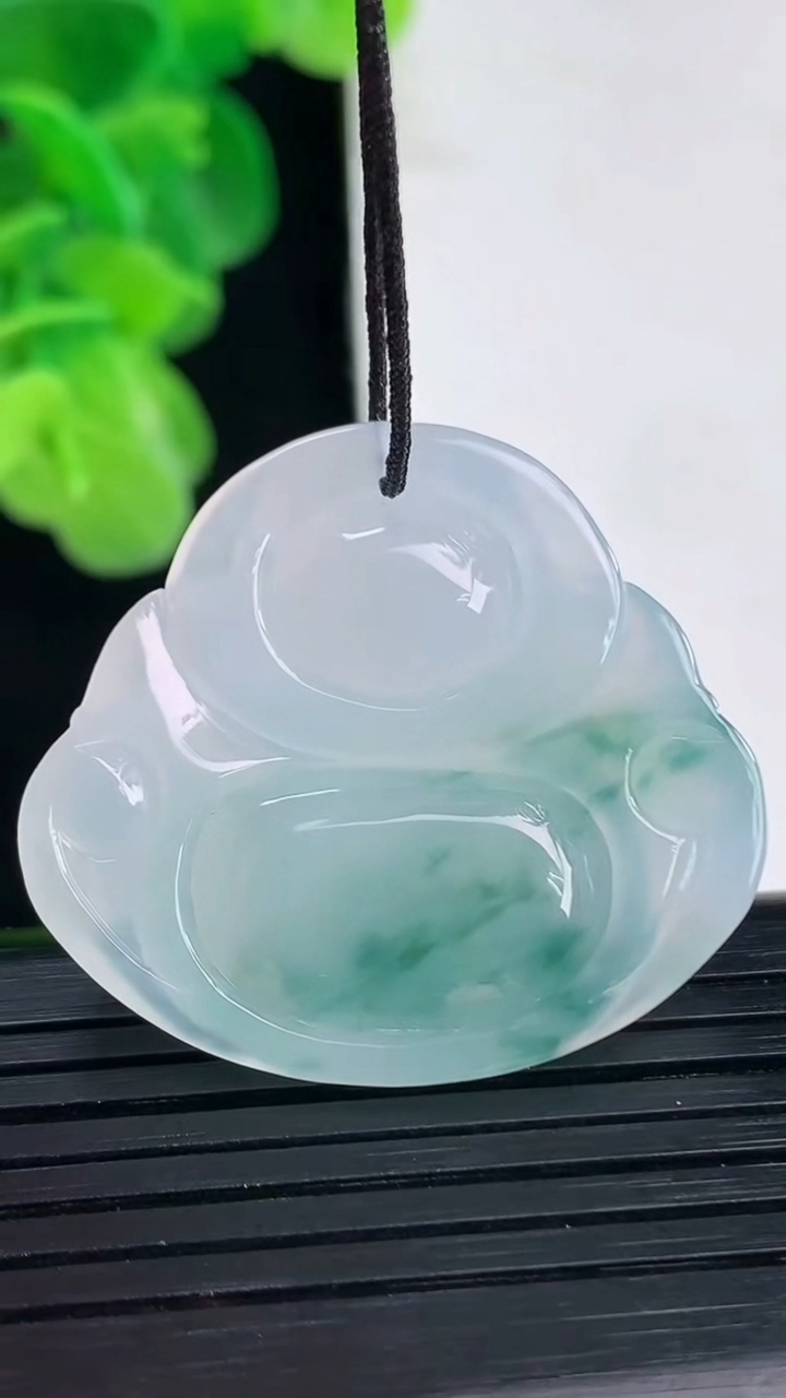 天然A货翡翠飘花佛公吊坠尺寸30.9-34-5.3重量:9.27g
4月11日