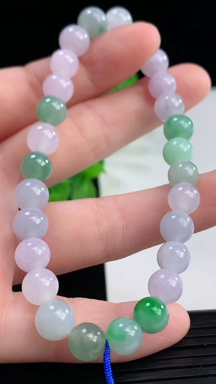 天然A货翡翠圆珠手串尺寸7.2-27颗重量:18.65g4月11日
工厂直销收藏佳品,种好水足，色泽均匀，有种有色，上手高大气！