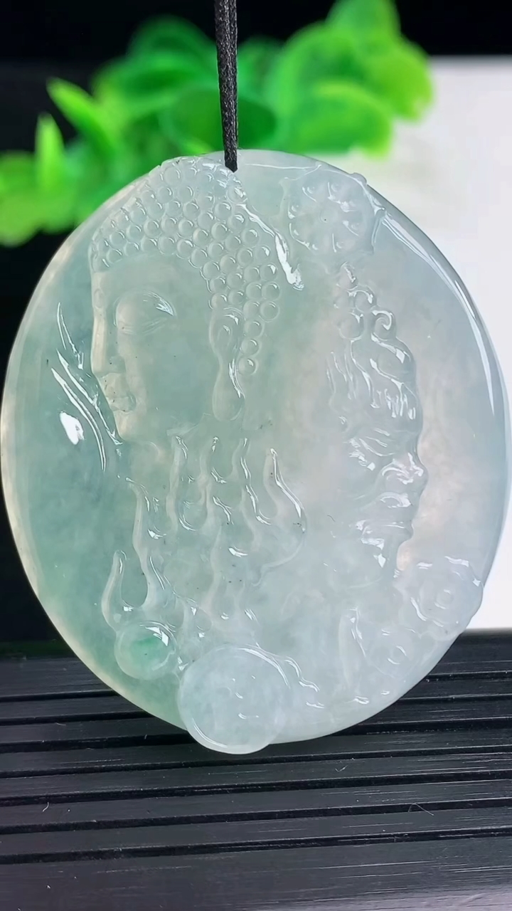 天然A货翡翠一念之间吊坠尺寸47-40.1-5.8重量:24.71g
4月11日