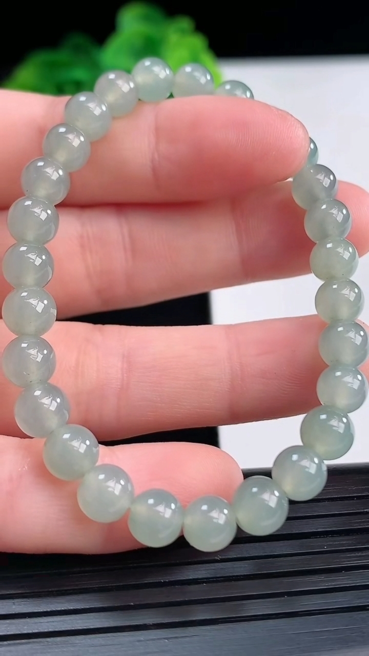 天然A货翡翠圆珠手串尺寸6-27颗重量:11.01g4月11日
工厂直销收藏佳品,种好水足，色泽均匀，有种有色，上手高大气！