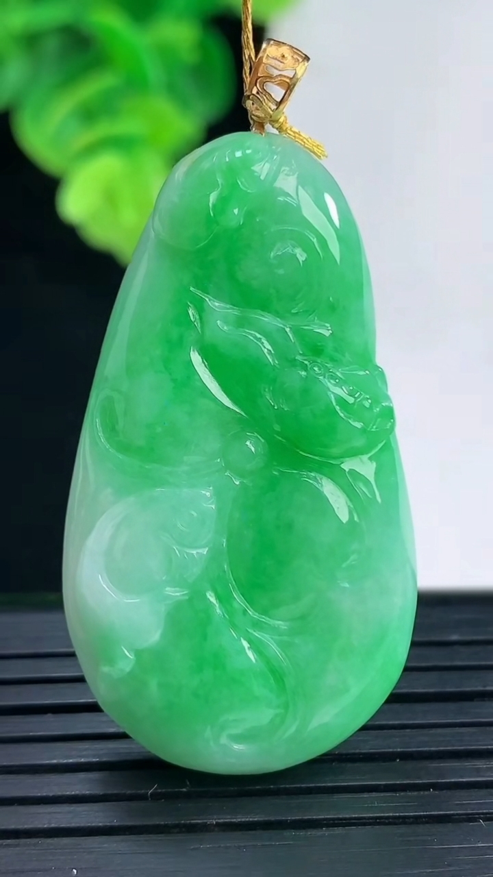 天然A货翡翠年年有余吊坠尺43.6-24.2-6.2重量:14.22g
4月11日