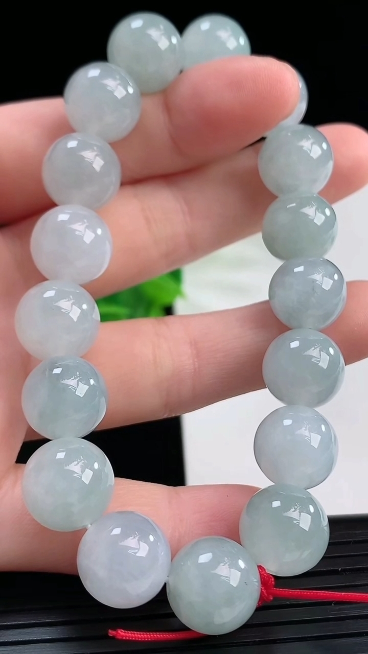 天然A货翡翠圆珠手串尺寸11-17颗重量:45.85g4月11日
工厂直销收藏佳品,种好水足，色泽均匀，有种有色，上手高大气！