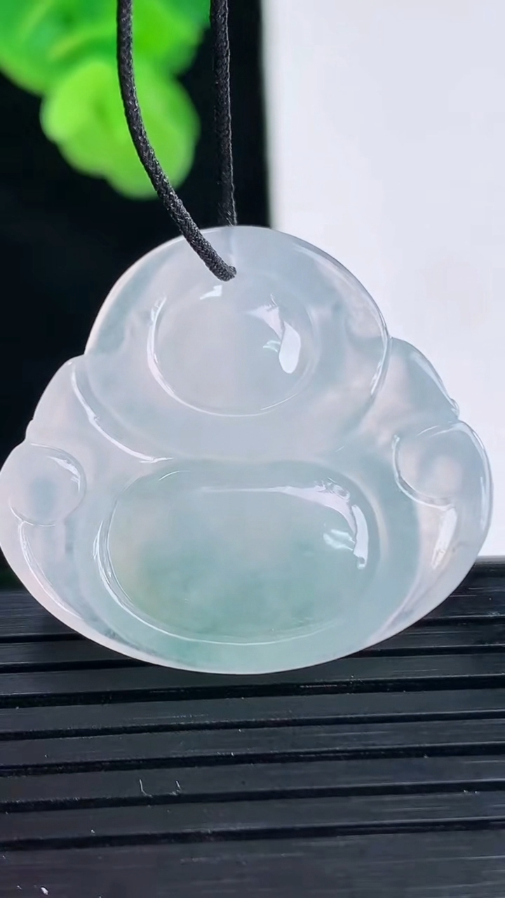 天然A货翡翠种飘花佛公吊坠尺寸29.5-31.8-5.6重量:8.62g
4月11日