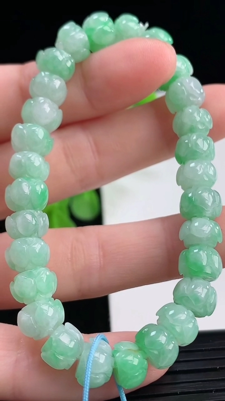 天然A货翡翠莲花手串尺寸8.3-5.8重量:20.69g4月11日
工厂直销收藏佳品,种好水足，色泽均匀，有种有色，上手高大气！