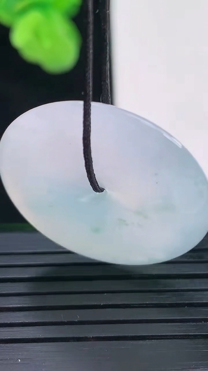 天然A货翡翠飘花平安扣吊坠尺寸29.1-5.6重量:10.48g
4月11日