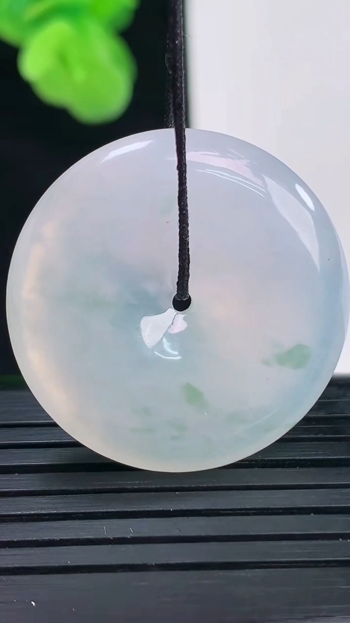 天然A货翡翠飘花平安扣吊坠尺寸29.1-5.6重量:10.48g
4月11日