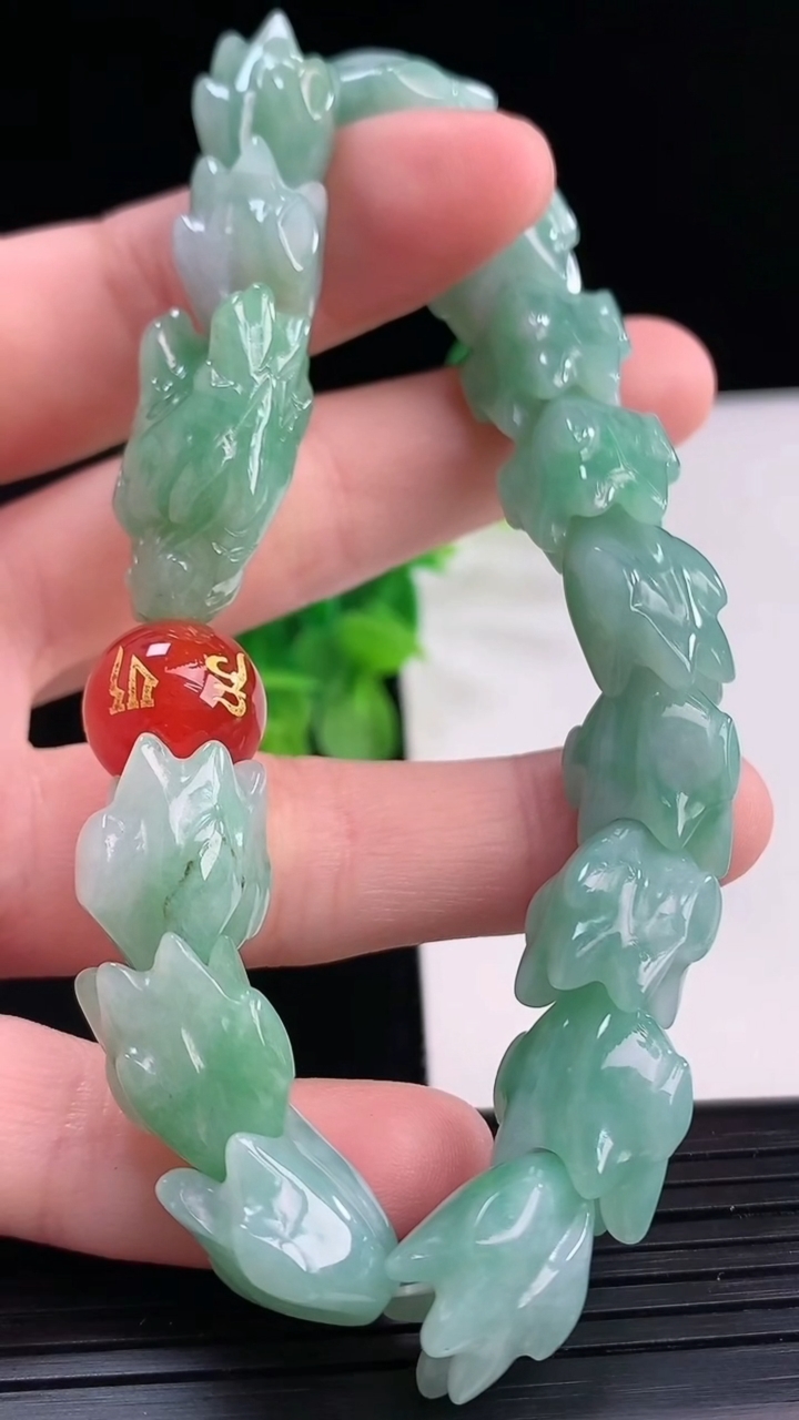 天然A货翡翠龙头手串尺寸24.2-13.7-9重量:47.94g4月11日
工厂直销收藏佳品,种好水