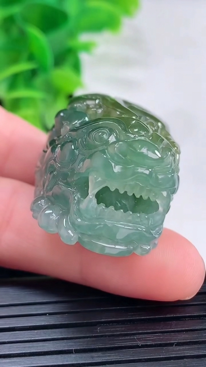 天然A货翡翠双彩貔貅吊坠尺寸43.9-23.5-18.5重量:45.57g
4月11日