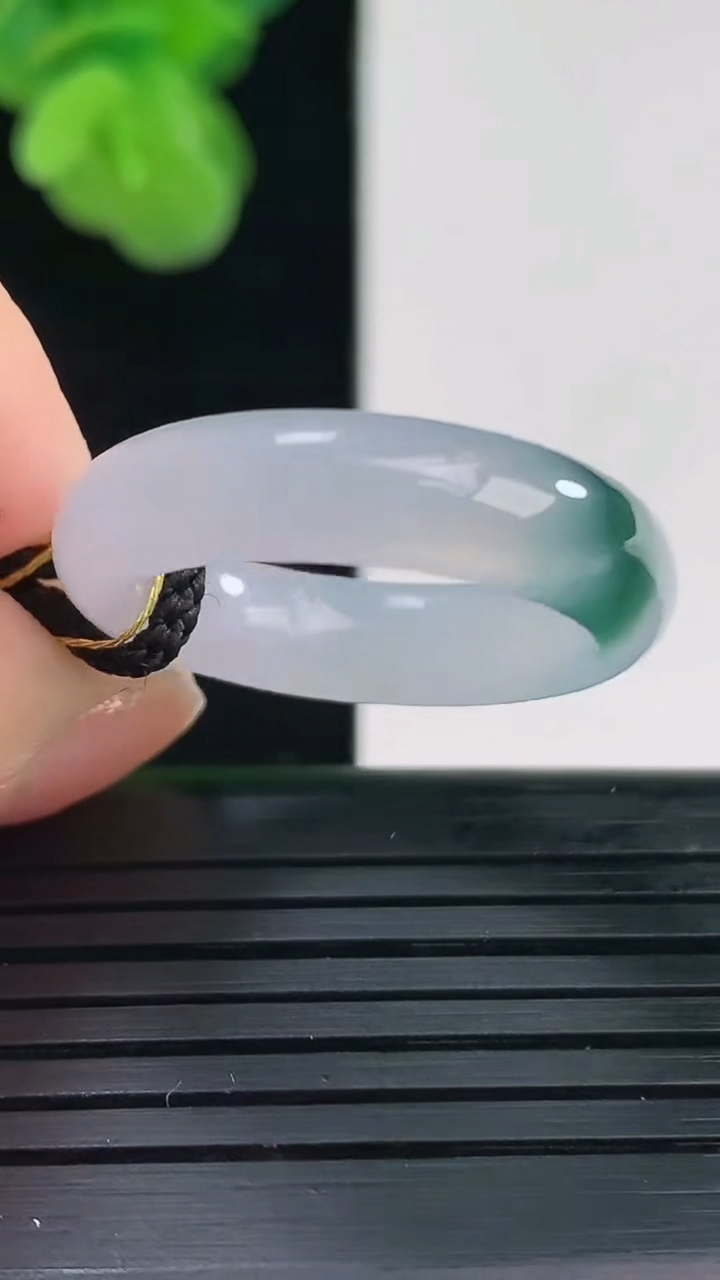 天然A货翡翠飘花指环戒指尺寸18.7-5.5-3.6重量:4.06g2026年4月11日
工厂直销收藏佳品,种好水足，色泽均匀，有种有色，上手高大气！