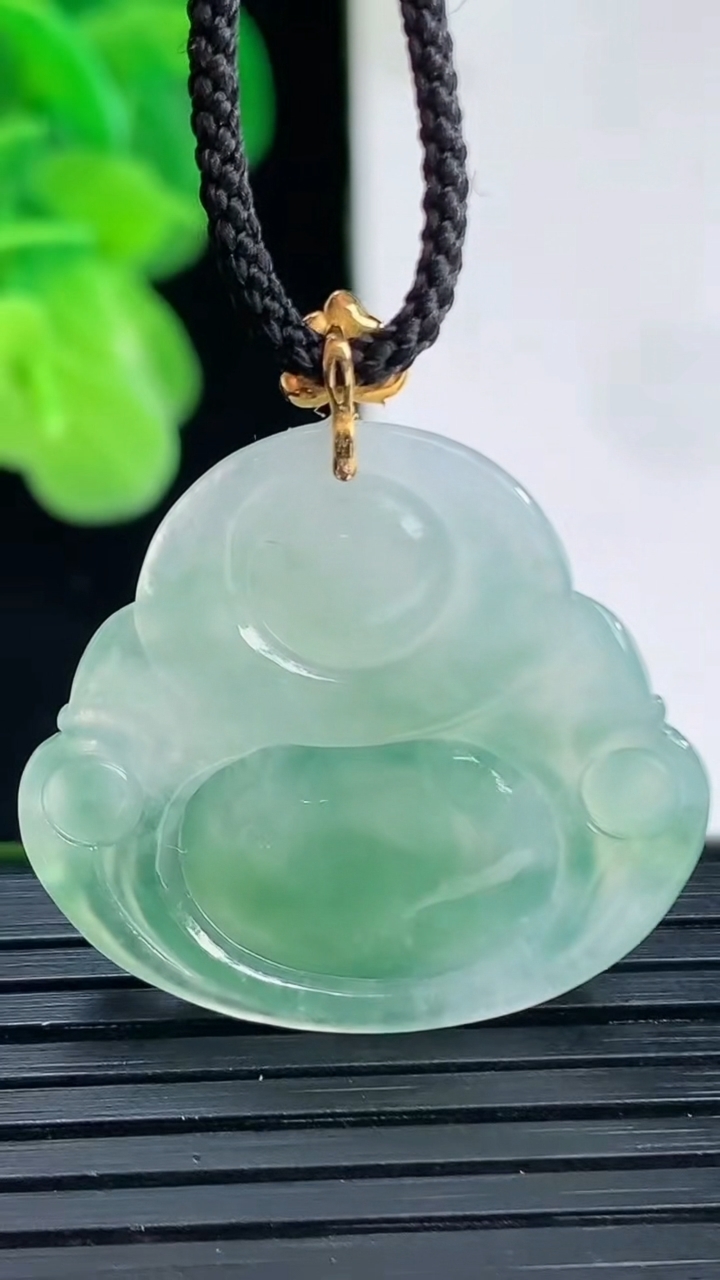 天然A货翡翠佛公吊坠尺寸30.7-28.6-5.7重量:6.32g
4月11日