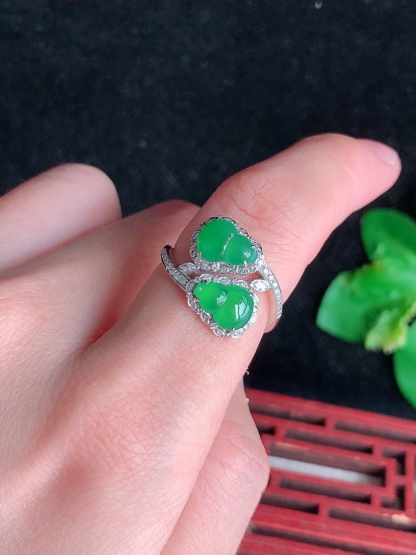 天然A货翡翠18K金伴钻镶嵌满绿葫芦戒指 圈口17.6裸石
尺寸8-6mm 重量2.73g 0410