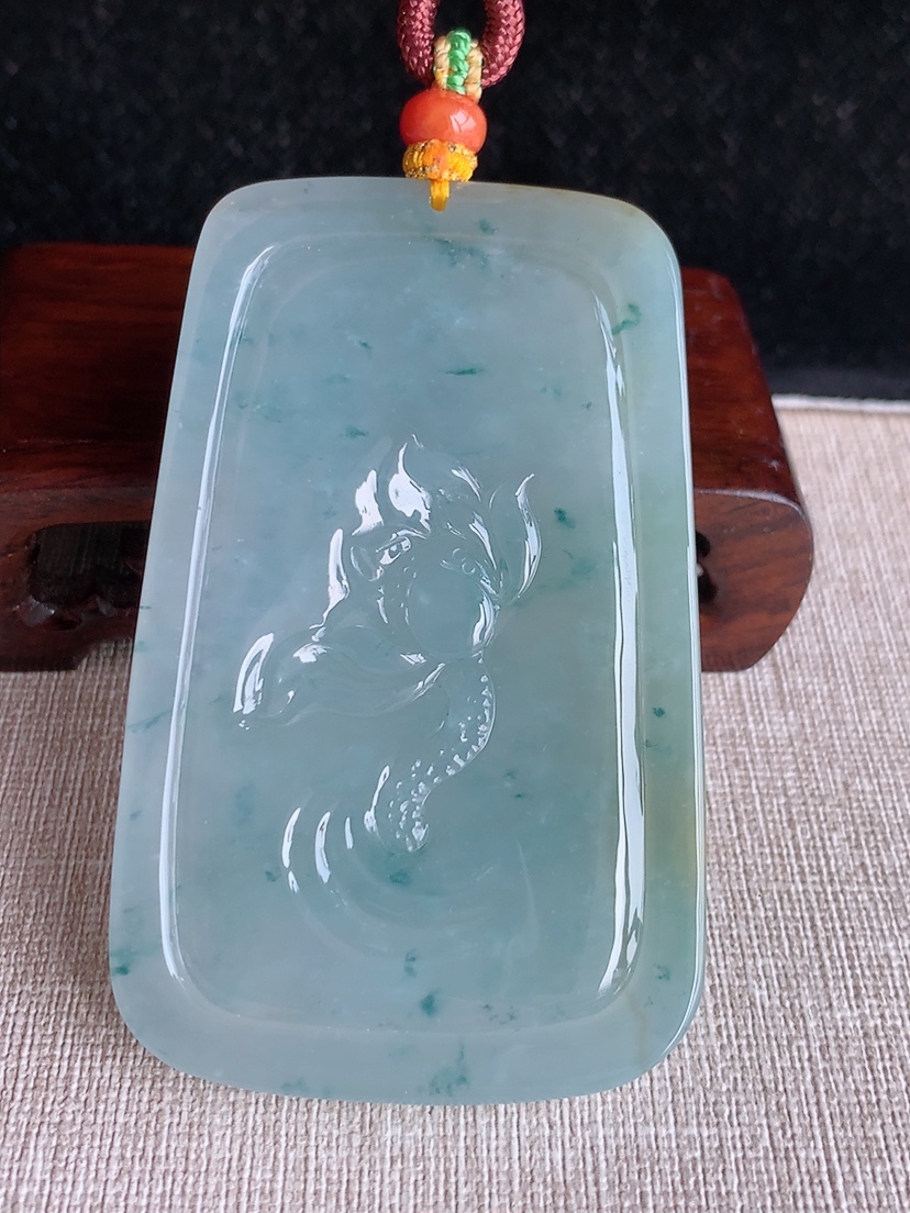 天然A货翡翠飘黄翡飘花大件厚装大日如来吊坠 
尺寸76.3-47.6-13mm 重量86.48g 0