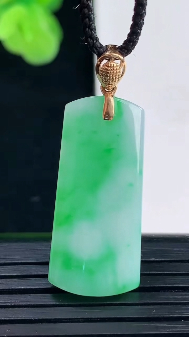 天然A货翡翠无事牌吊坠尺寸28.2-13-3.8重量:4.16g
4月11日