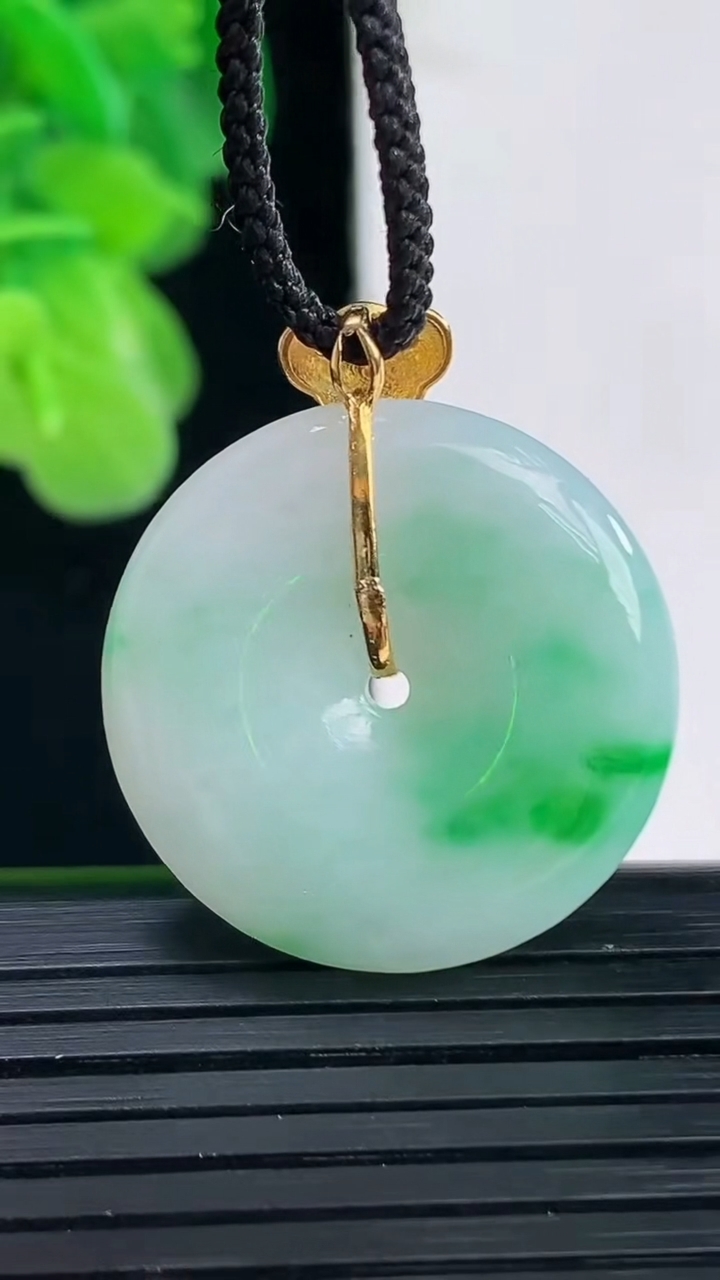 天然A货翡翠平安扣吊坠尺寸24.4-5重量:6.79g
4月11日