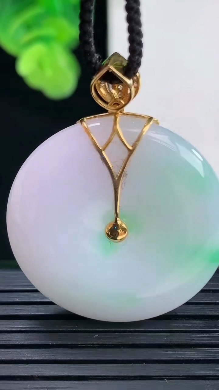 天然A货翡翠平安扣吊坠尺寸31.7-5.6重量:15.56g
4月11日