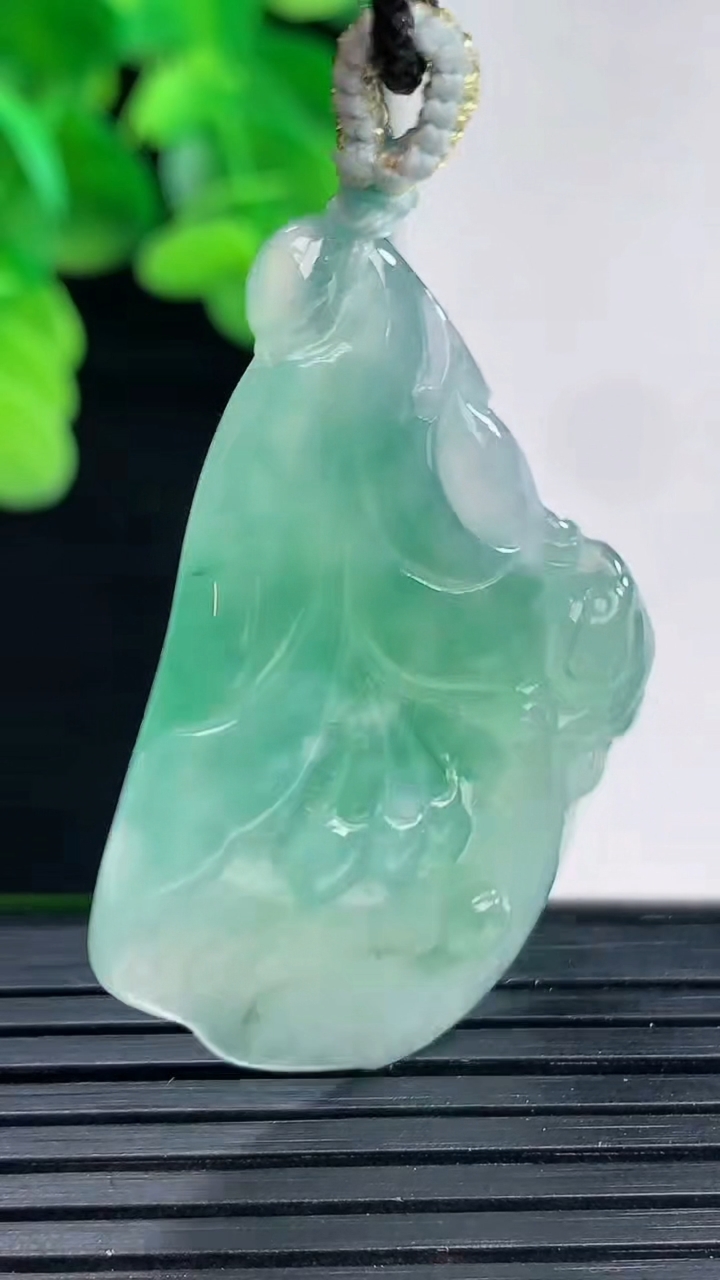 天然A货翡翠玉兰花吊坠尺寸42-28.6-5.4重量:10.40g
4月11日