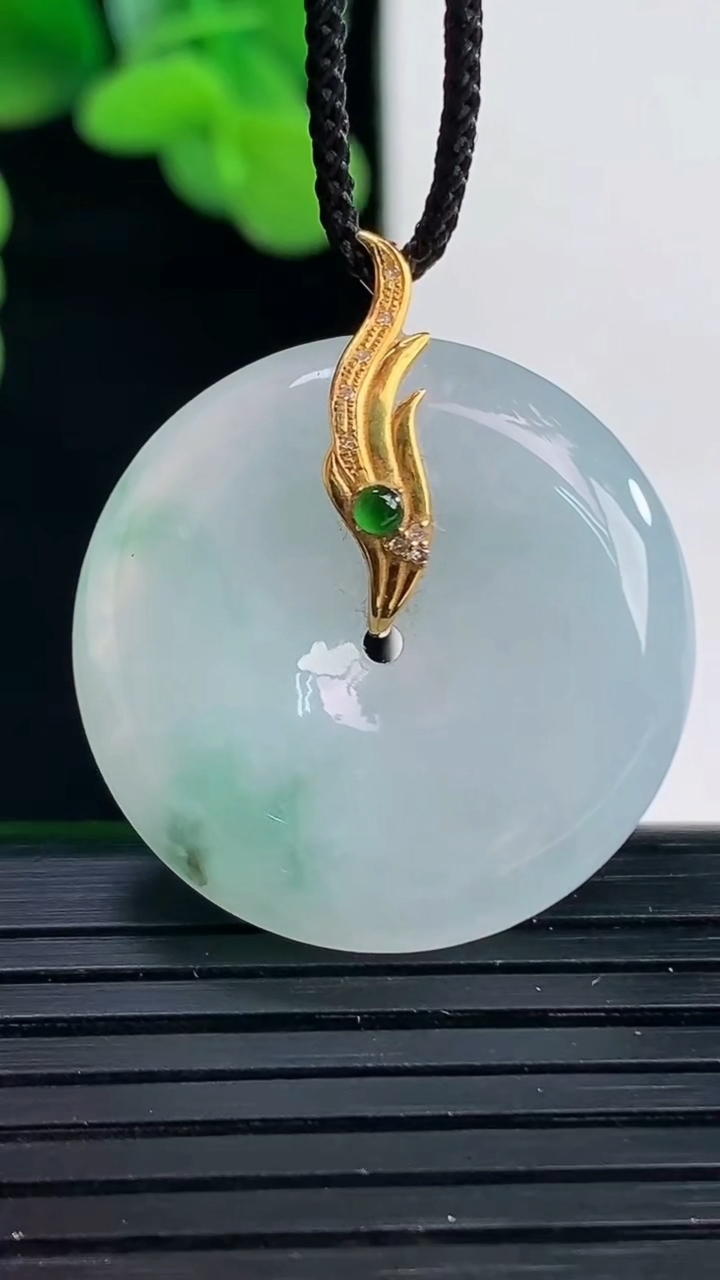 天然A货翡翠18K金飘花平安扣吊坠尺寸26-6.2重量:9.21g
4月11日