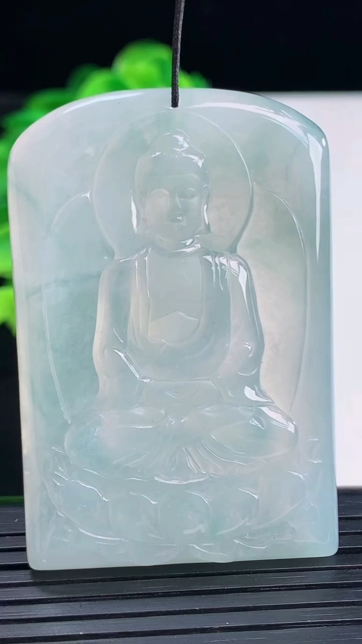 天然A货翡翠冰种飘花大日如来吊坠尺寸55-37.5-6重量:31.81g
4月11日