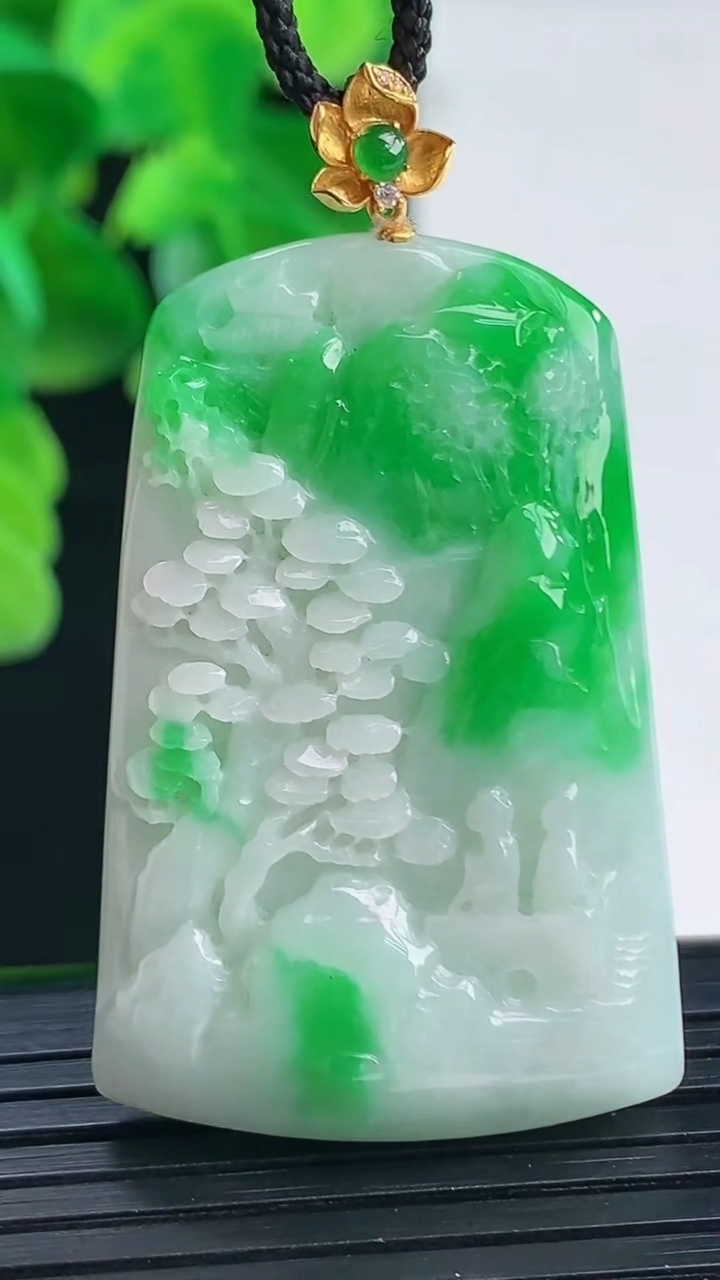 天然A货翡翠山水牌吊坠尺寸41.1-27-7.7重量:17.41g
4月11日