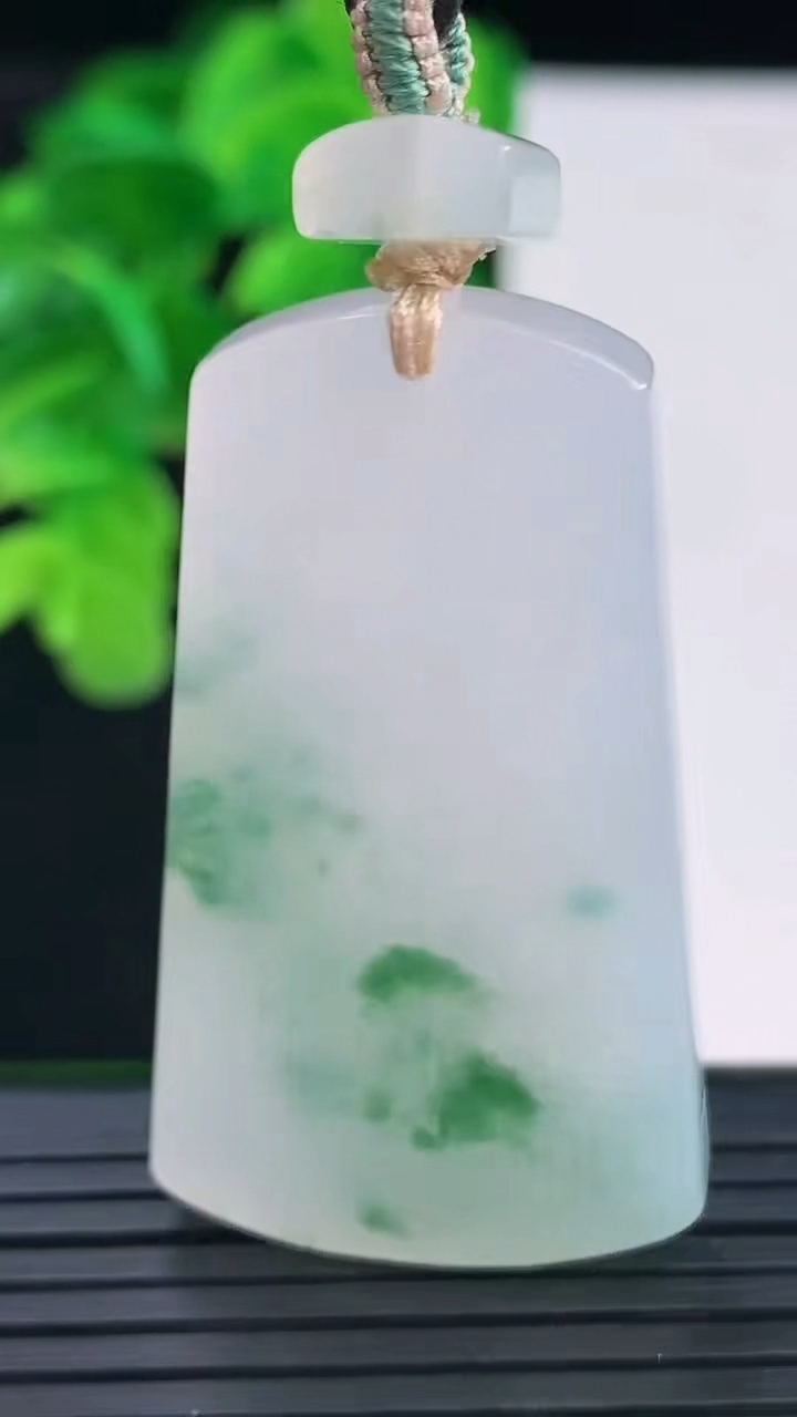 天然A货翡翠飘花仿古无事牌吊坠尺寸45.6-25.9-5.9重量:20.00g
4月11日