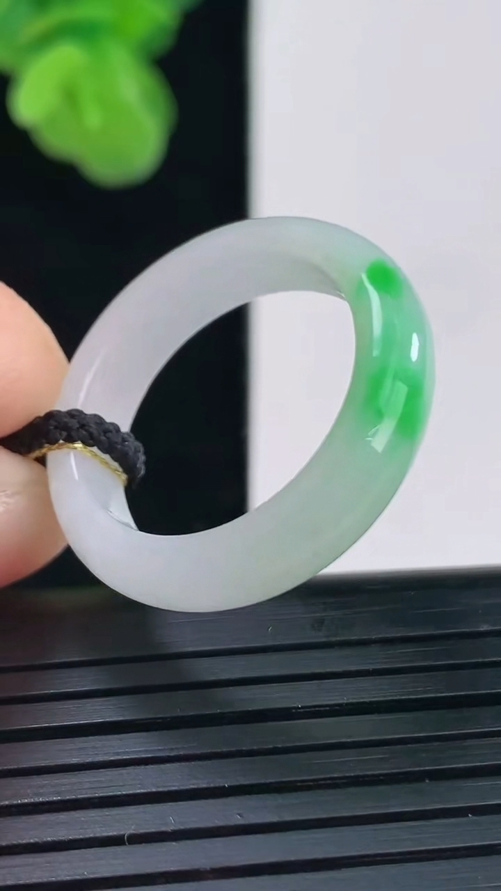 天然A货翡翠指环戒指尺寸20-5.6-3.3重量:4.30g2026年4月11日
工厂直销收藏佳品,种好水足，色泽均匀，有种有色，上手高大气！